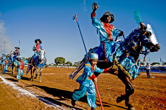 Cavalhada. Procession going out on the field of “battle” for Poconé’s annual Christian vs. Moor re-enactment. Photo: Lucas Ninno/GCOM.